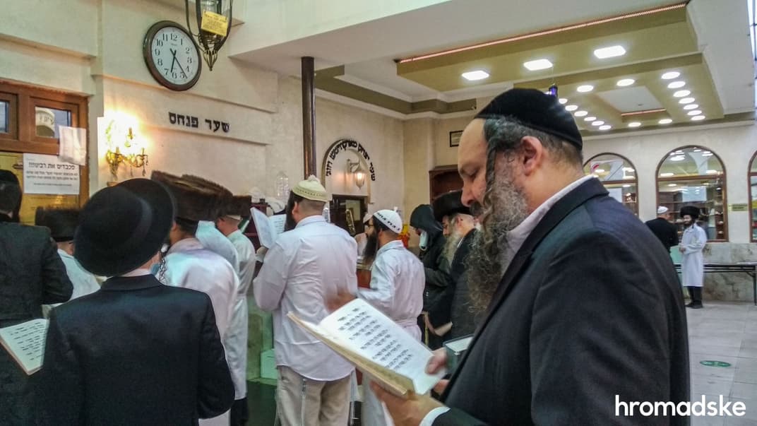 Хасиди зібралися на молитву біля могили цадика Нахмана в Умані, 2021 рік