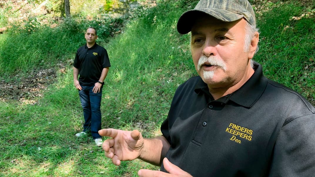 Денніс Парада разом із сином стоять біля місця, де Федеральне бюро розслідувань нібито знайшло скарб часів Громадянської війни у США. Вересень 2018 року