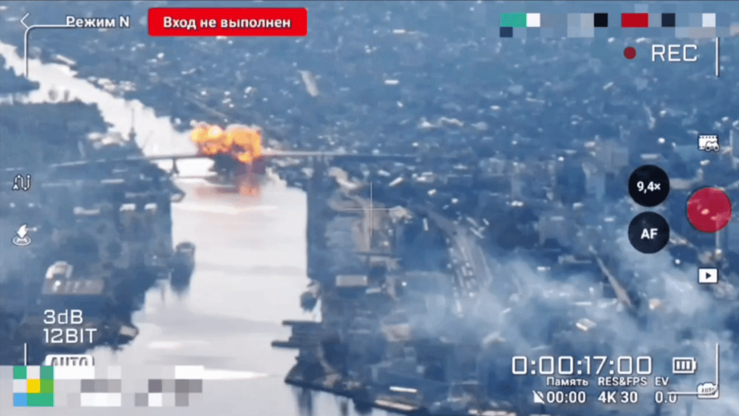 Запись удара по мосту в Херсоне, распространенная россиянами