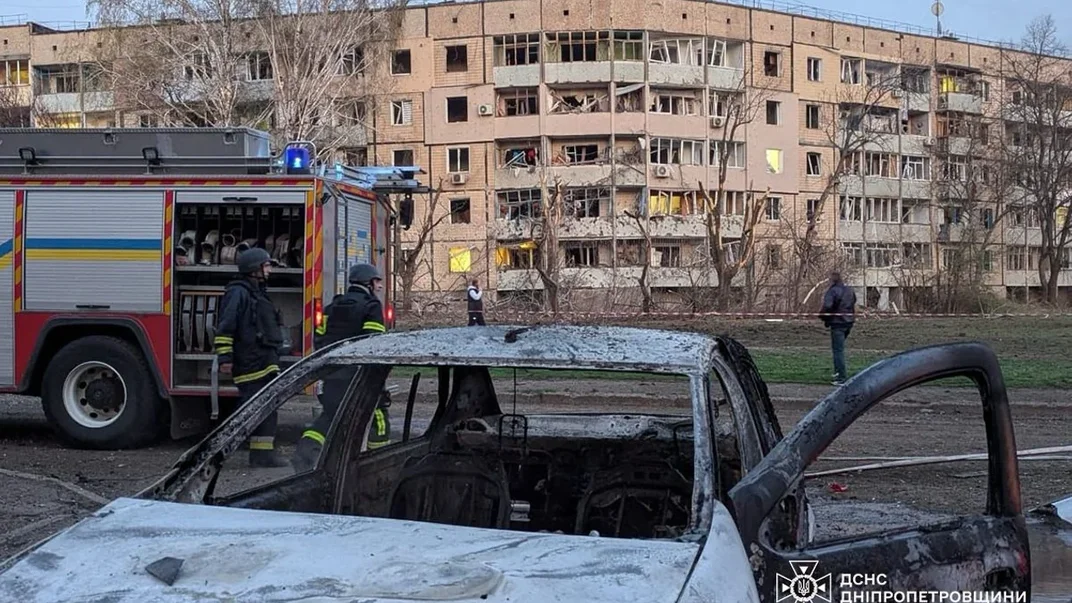 На месте ракетного удара в Кривом Роге, 4 апреля 2025 года