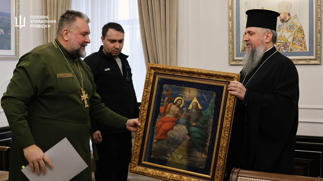 Кирило Буданов передає ікону предстоятелю ПЦУ Епіфанію