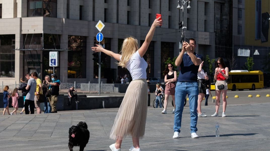 Люди гуляють на Майдані Незалежності під час карантину у Києві, 7 червня 2020 року 