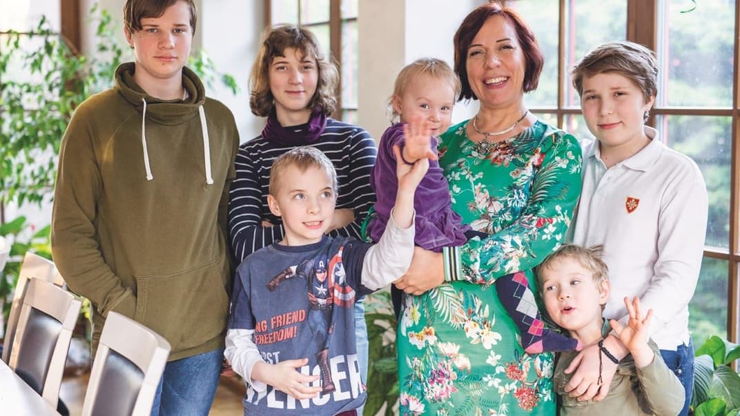 Бывший министр образования Майлис Репс вместе со своими детьми