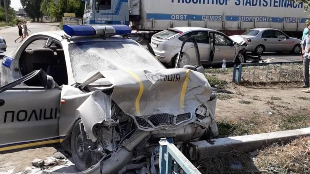 У Харківській області 20 липня внаслідок ДТП постраждало шестеро людей, зокрема. двоє поліцейських у важкому стані.