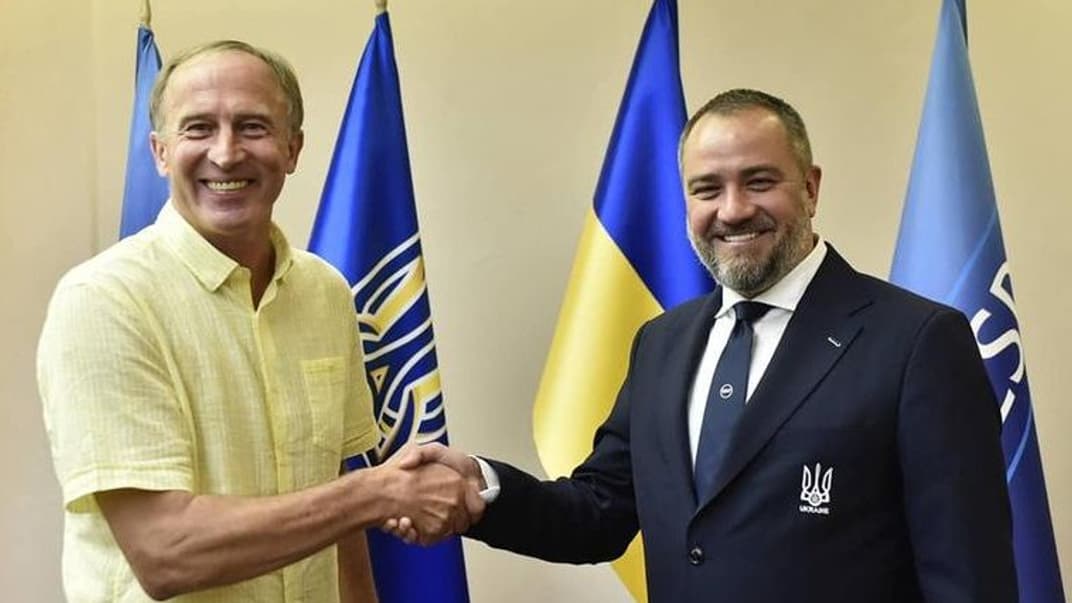Новий головний тренер нацзбірної України з футболу Олександр Петраков (зліва) та президент УАФ Андрій Павелко