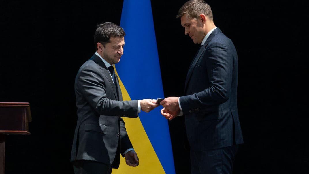 Президент Володимир Зеленський вручає посвідчення новому голові Одеської ОДА Максиму Куцому. Одеса 11 жовтня 2019 року