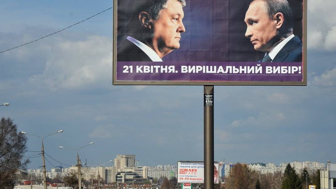 Агітаційний біллборд із зображенням президента України Петра Порошенка та президента РФ Володимира Путіна і написом «21 квітня. Вирішальний вибір», Харків, 9 квітня 2019 року