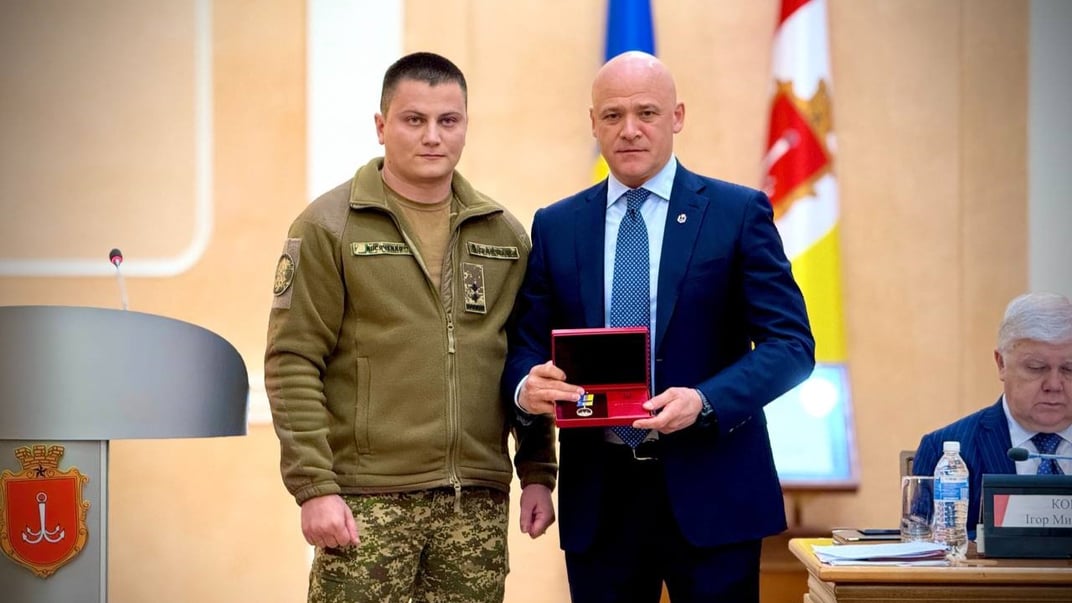 Заступник командира бригади «Спартан» Андрій Косяченко вручає медаль міському голові Одеси Геннадію Труханову, 25 жовтня 2024 року