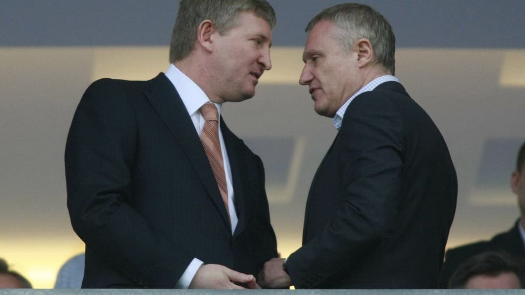 Президент ФК «Шахтер» (Донецк) Ринат Ахметов (слева) и президент ФФУ Григорий Суркис во время финального матча Кубка Украины по футболу между ФК «Металлург» (Донецк) и ФК «Шахтер» (Донецк) в Киеве, 6 мая 2012 года