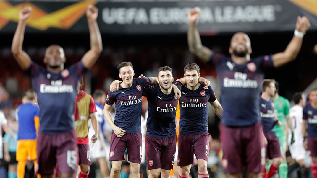 Игроки «Арсенала» (в центре слева направо) Месут Озил, Сеад Колашинац и Сократис Попастатопулус празднуют выход в финал Лиги Европы, Валенсия, Испания, 9 мая 2019 г.