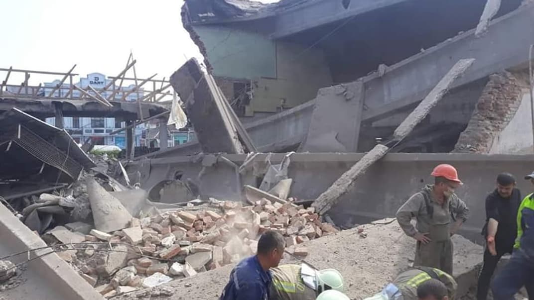 На Закарпатті обвалилася будівля колишнього кінотеатру, під завалами можуть бути люди