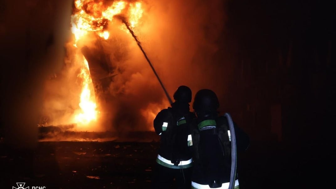 Надзвичайники ліквідовують пожежу на Кіровоградщині після російського обстрілу, 24 жовтня 2025 року