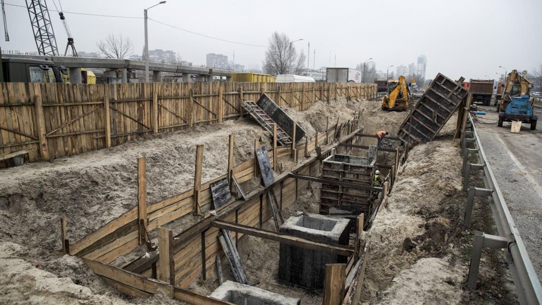 Строительство части Большой Кольцевой дороги на участке от проспекта Рокоссовского до улицы Богатырской, в Киеве, 15 декабря 2017 года