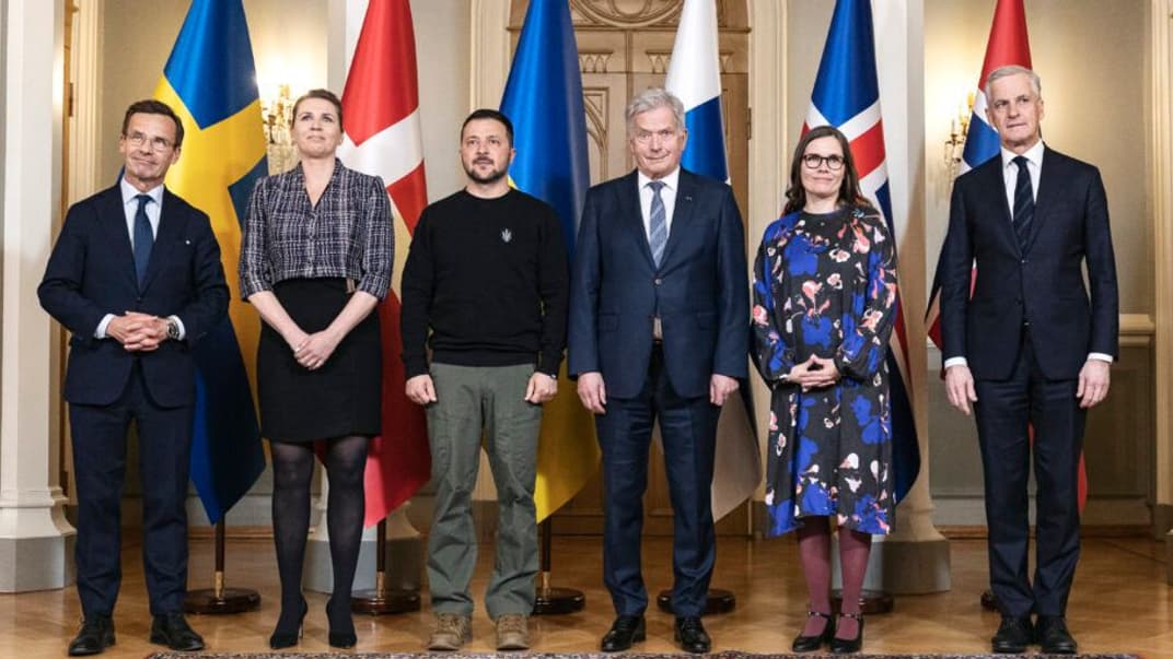 Слева направо: премьер Швеции Ульф Кристерссон, премьер Дании Мэтте Фредериксен, президент Украины Владимир Зеленский, президент Финляндии Саули Ниинисте, премьер Исландии Катрин Якобсдоттир, премьер Норвегии Йонас Гар Стере, 3 мая 2023 года