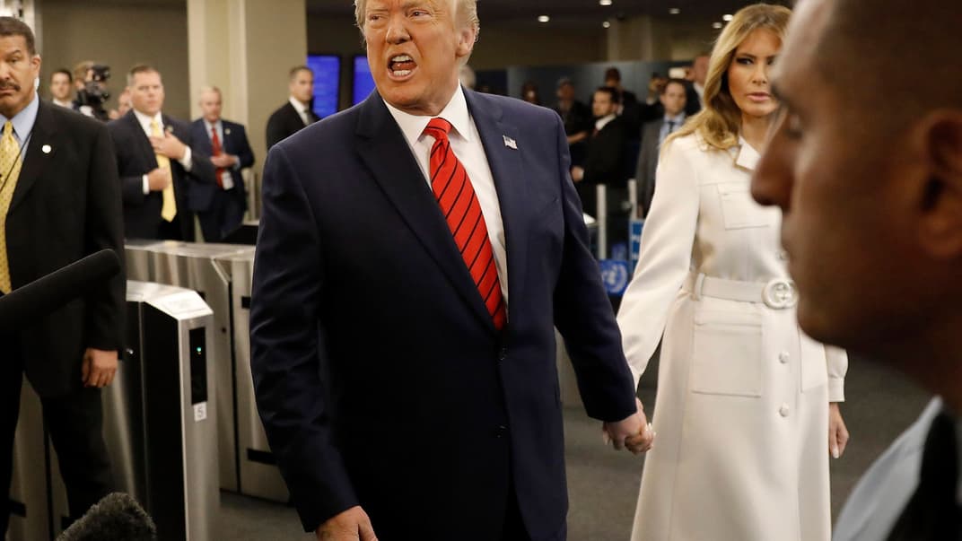 Президент США Дональд Трамп (в центрі) з дружиною Меланією Трамп прибули на сесію Генасамблеї ООН в Нью-Йорку, штат Нью-Йорк, США, 24 вересня 2019 року