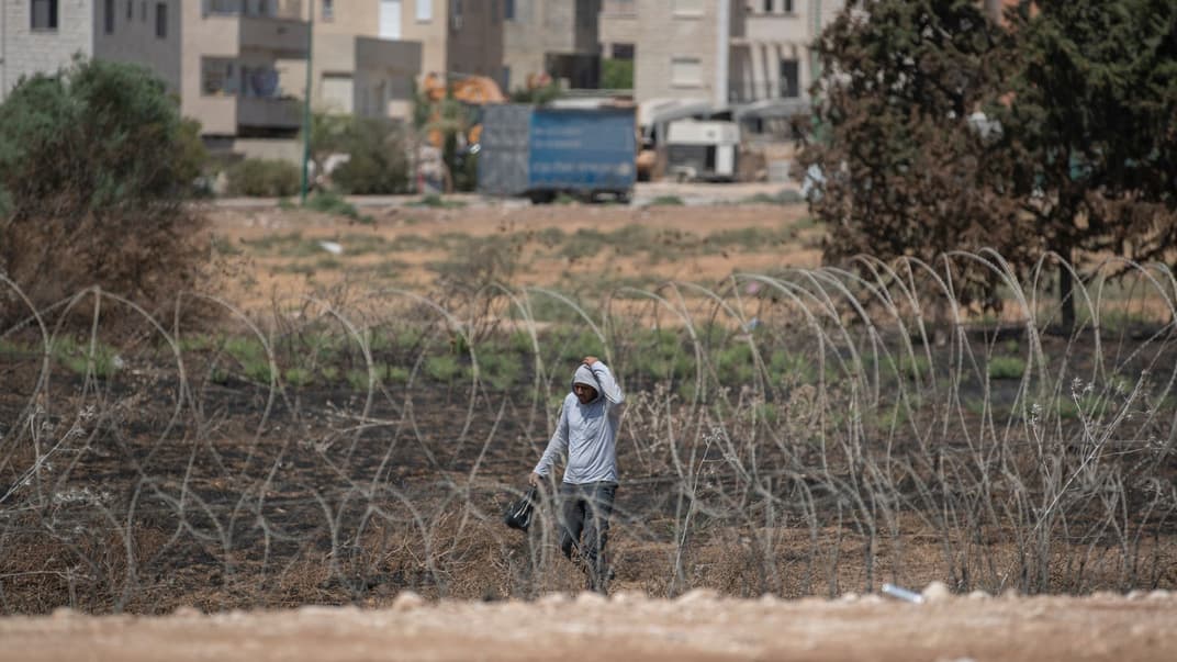 Палестинський чоловік перетинає пошкоджену ділянку ізраїльської огорожі у селі Джаламех на Західному березі, 6 вересня 2021 року