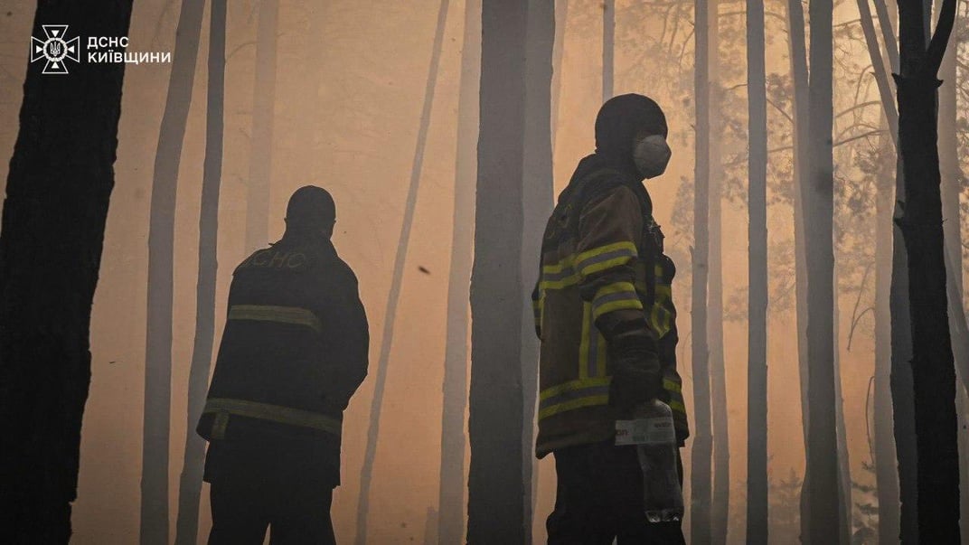 Рятувальники гасять лісову пожежу в Зоні відчуження Рятувальники гасять лісову пожежу в Зоні відчуження