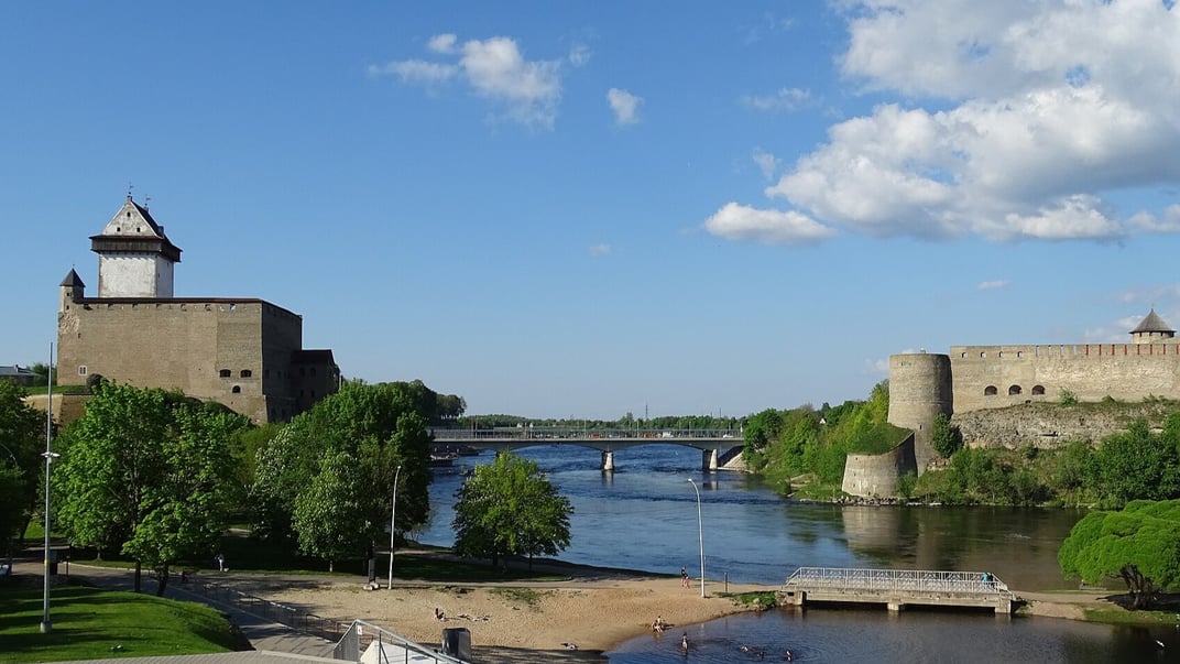 Иллюстративная фотография. Река Нарва между замком Германа (Эстония) и Ивангородской крепостью (россия), май 2018 года