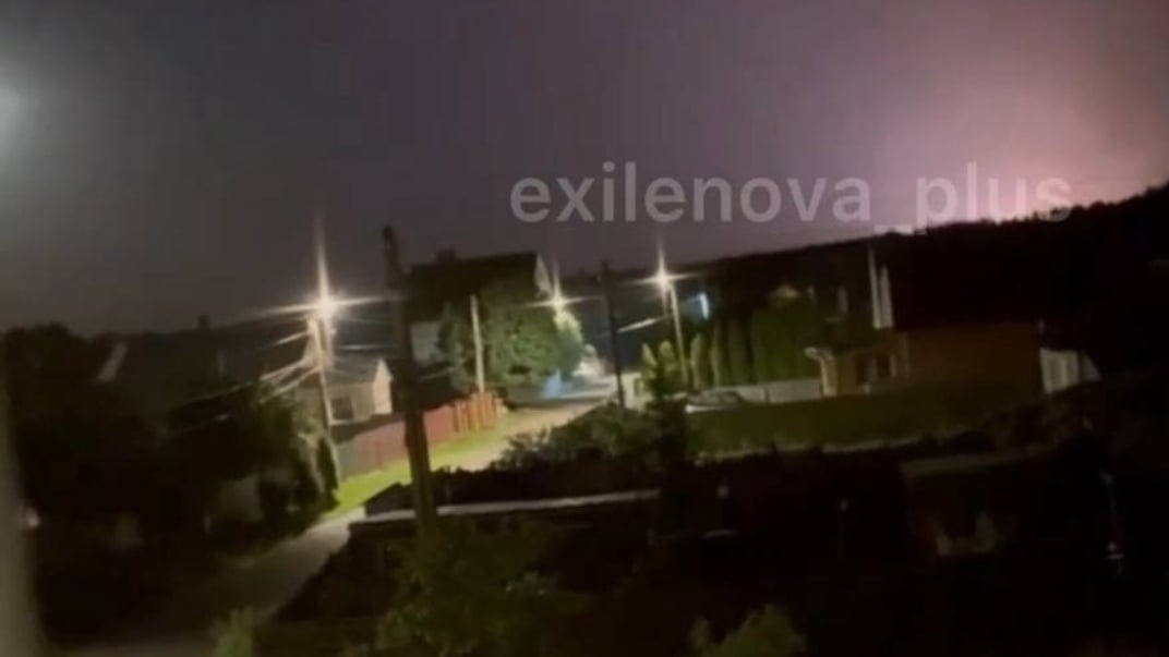 Вспышка в небе во время атаки дронов на Луховицкий завод в Подмосковье