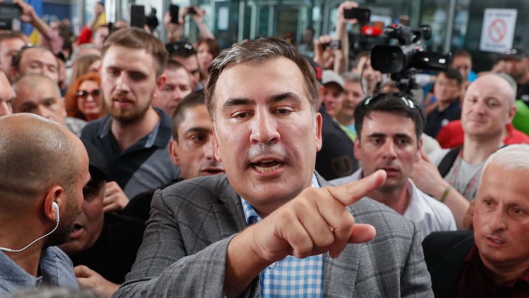 Прихильники зустрічають в аеропорту «Бориспіль» Міхеіла Саакашвілі (в центрі), який повернувся в Україну, 30 травня 2019 року. Напередодні президент України Володимир Зеленський повернув Саакашвілі громадянство України
