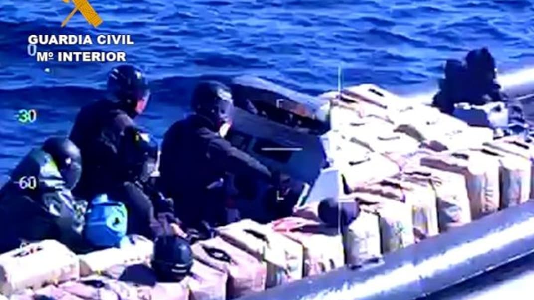 Оперативные кадры из видео испанских правоохранителей, на которых якобы показана перевозка партии наркотиков на катере членами арестованной группировки