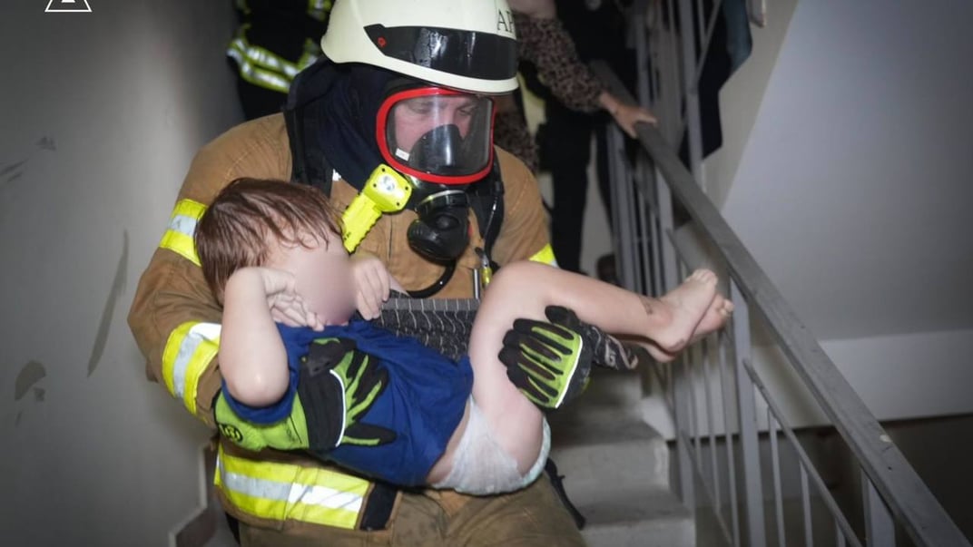 Ребенок, которого спасатель выносит после удара рф по многоэтажке в Одессе