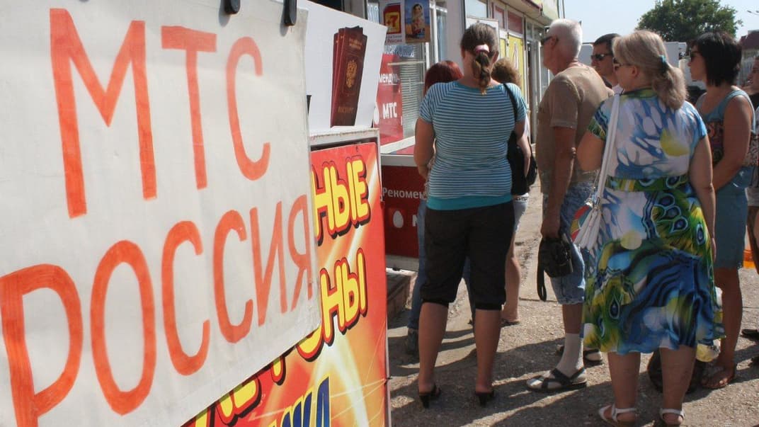Очередь в один из салонов российской мобильной связи в Севастополе (Крым), 6 августа 2014 года