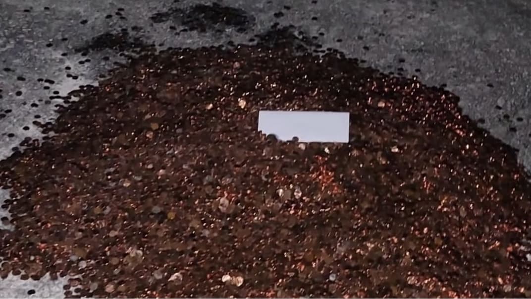 Та сама купа монет, яку американець Андреас Флатен отримав, схоже, від колишнього роботодавця замість 915 доларів. На купі лежить записка, де Флатена посилають