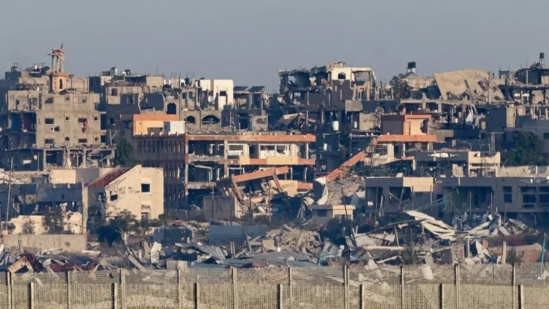 На цьому знімку, зробленому з ізраїльського боку кордону з Сектором Гази, видно зруйновані будівлі в північній частині палестинського анклаву, 14 січня 2025 року