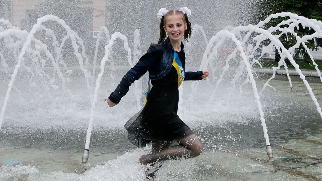 Выускница в киевском фонтане, 26 мая 2017 года