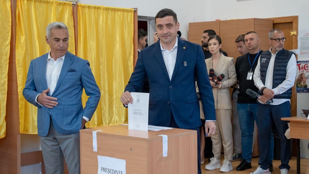 Джордже Сіміон опускає бюлетень у виборчу скриньку, а зліва від нього стоїть Келін Джорджеску