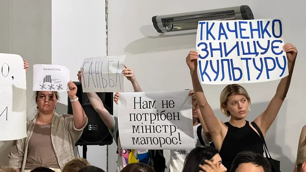Главу Минкульта Ткаченко встретили на «Книжном Арсенале» плакатами с призывами об отставке, 23 июня 2023 года