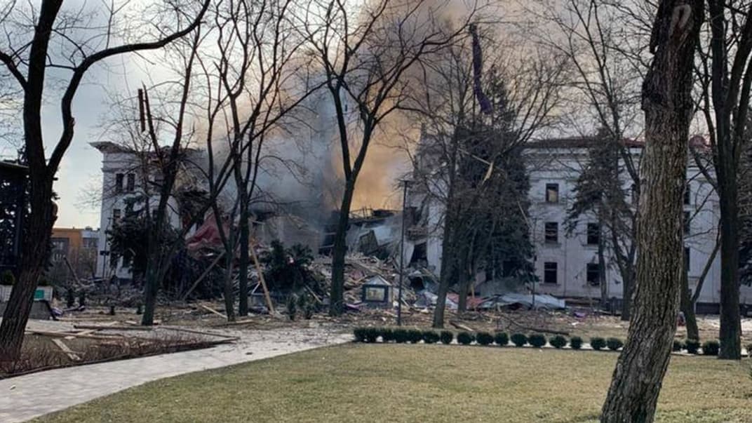 Драматический театр в Мариуполе после бомбежки