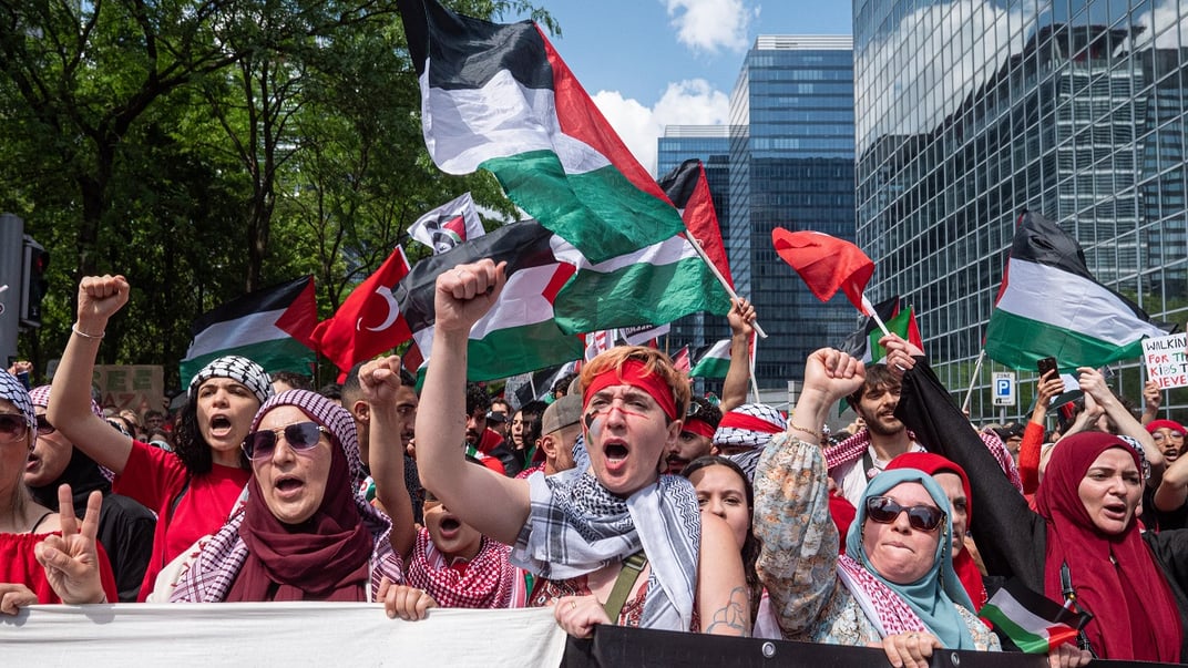 Протестувальники в Брюсселі скандують гасла на підтримку палестинців під час демонстрації «Червона лінія для Гази», 15 червня 2025 року