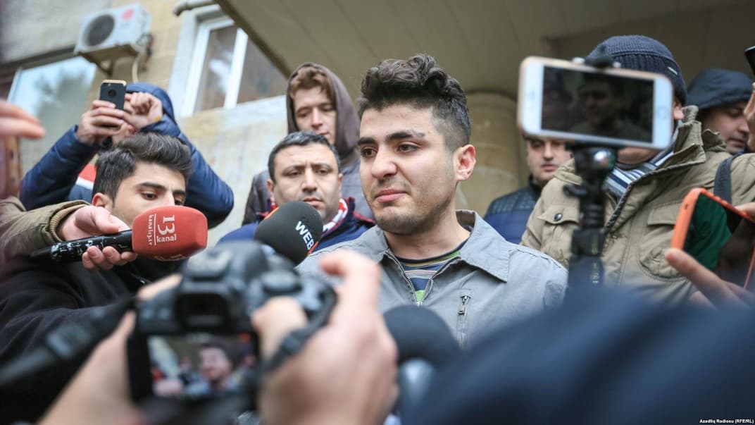 Сураханский районний суд Баку засудив до двох років в'язниці азербайджанського відеоблогера Мехмана Гусейнова (на фото в центрі) за нібито наклеп на поліцію, 3 березня 2017 року