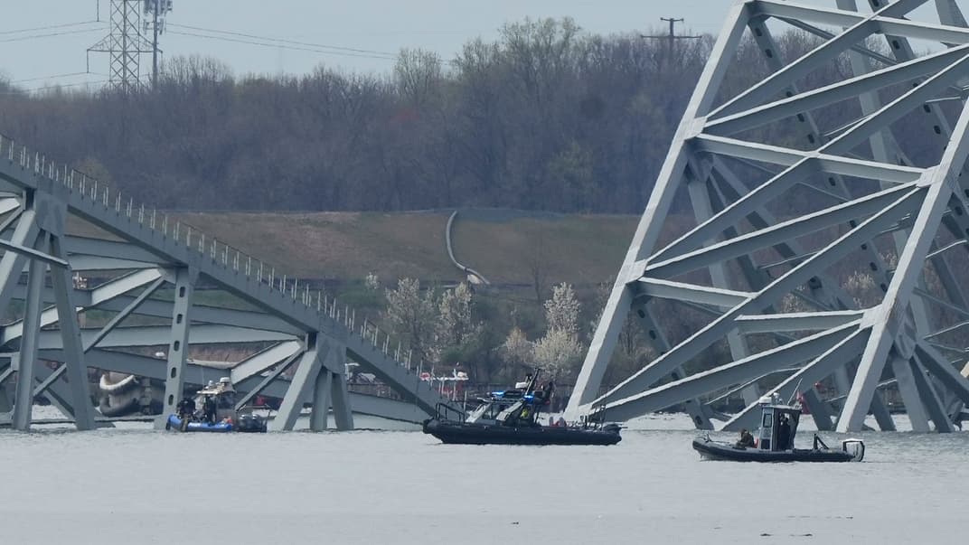 Лодки возле обломка моста Фрэнсиса Скотта-Ки, который обрушился в Балтиморе, 26 марта 2024 года