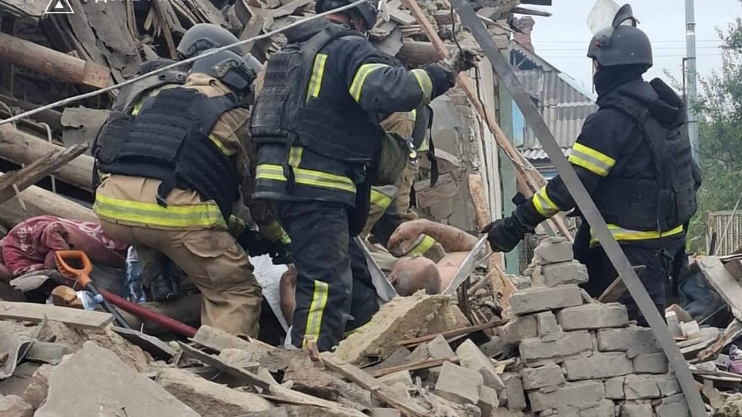 Рятувальники дістають тіло загиблого з-під завалів будинку в Слов'янську, 18 жовтня 2026 року