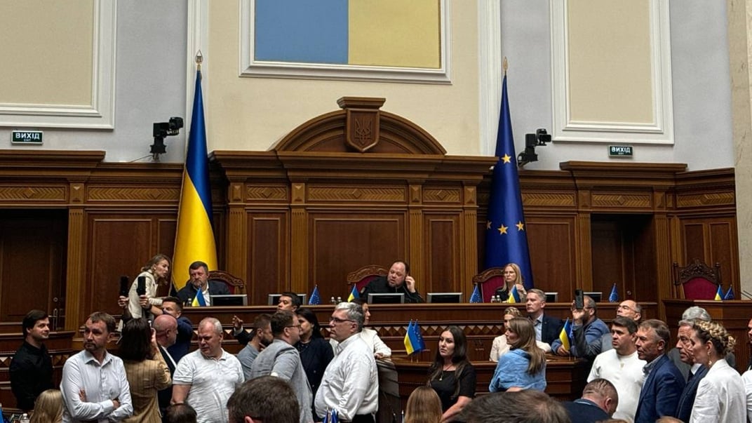 Блокування трибуни з вимогою голосувати в цілому за законопроєкт про звільнення від мобілізації чоловіків 18-25 років