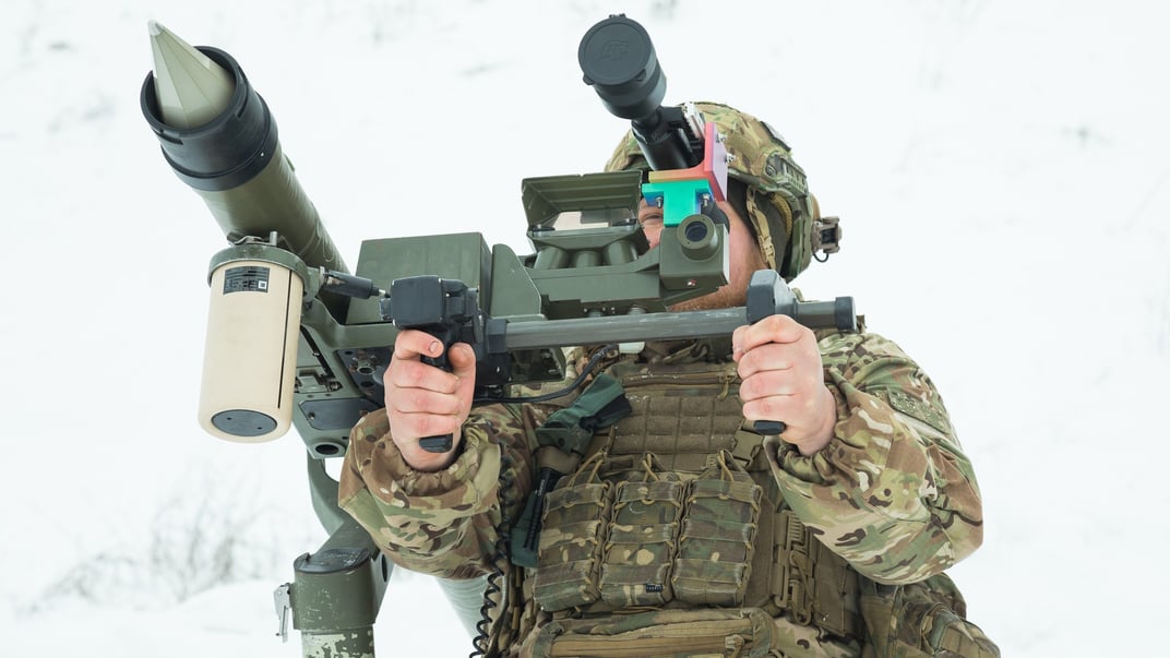 Ілюстративне фото.  Зенітник 138 радіотехнічної Наддніпрянської бригади Повітряних сил ЗСУ працює за французьким ПЗРК ближньої дії Mistral