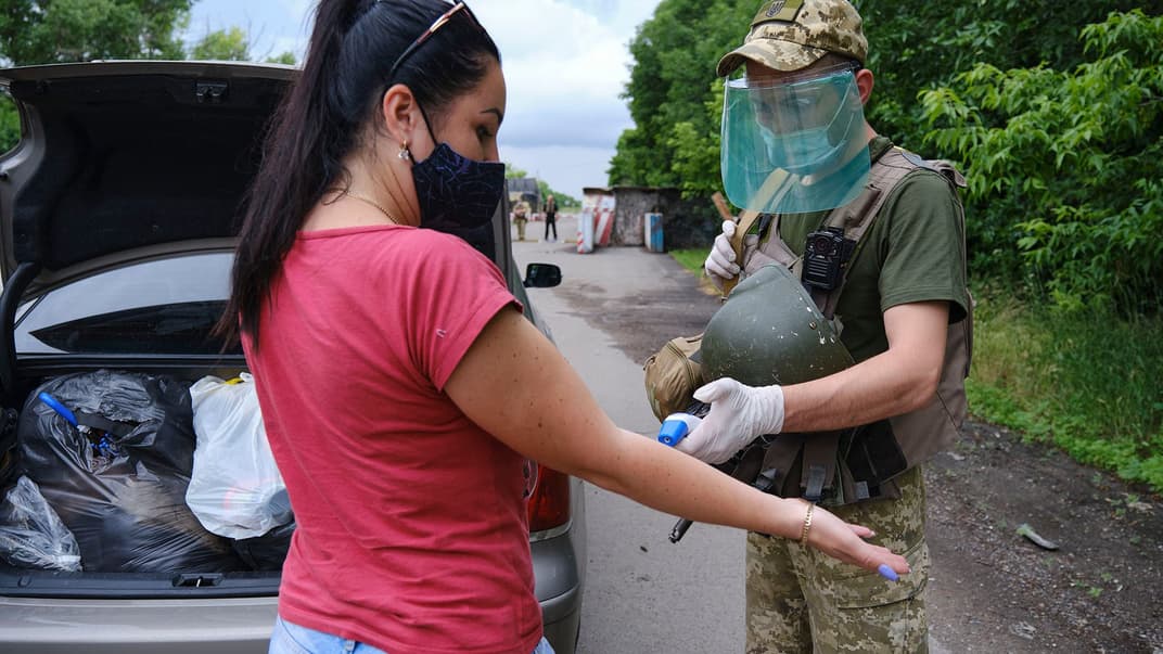 «Мы этого интернета не знаем!»: пропуск через линию соприкосновения на Донбассе возобновился, но проблемы остались