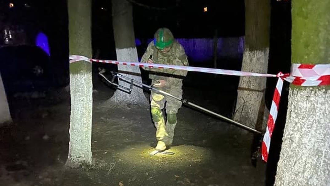 Правоохоронці перевіряють периметр біля квартири, де знайшли вибухівку