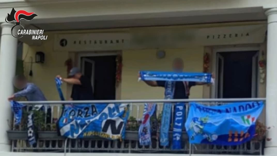 Винченцо Ла Порта слева в синей бейсболке и шарфе