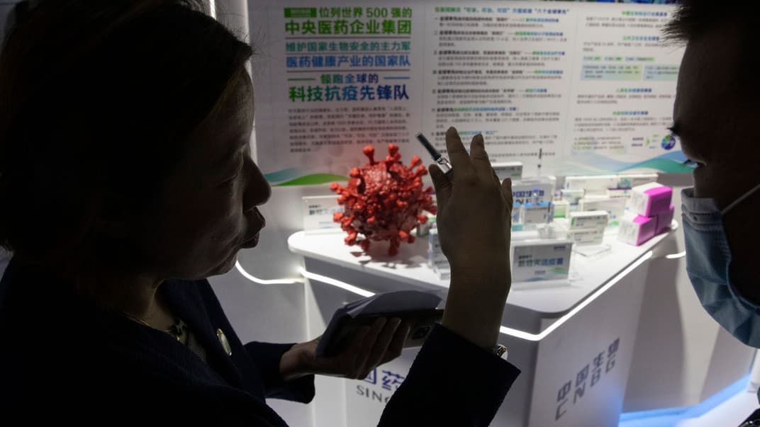 Китай утвердил первую на своей территории вакцину против коронавируса. Ее эффективность — 79%