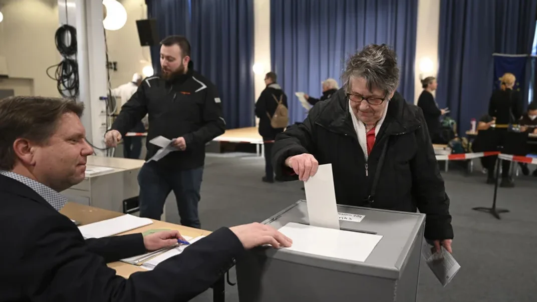 Людина кидає свій бюлетень в урну під час дострокових виборів до німецького парламенту в Берліні, 23 лютого 2025 року Людина кидає свій бюлетень в урну під час дострокових виборів до німецького парламенту в Берліні, 23 лютого 2025 року