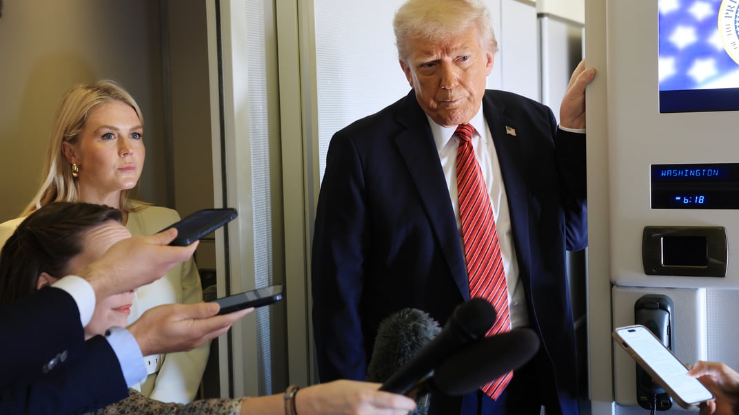 Ілюстративне фото. Президент США Дональд Трамп говорить з журналістами на борту президентського літака