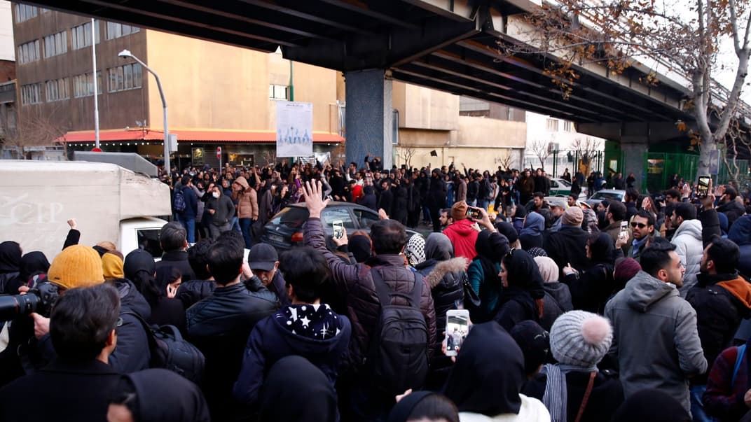 Іранці протестують на знак висловлення співчуття жертвам аварії літака Boeing 737-800 навпроти Університету імені Аміра Кабіра в Тегерані, Іран, 11 січня 2020 року