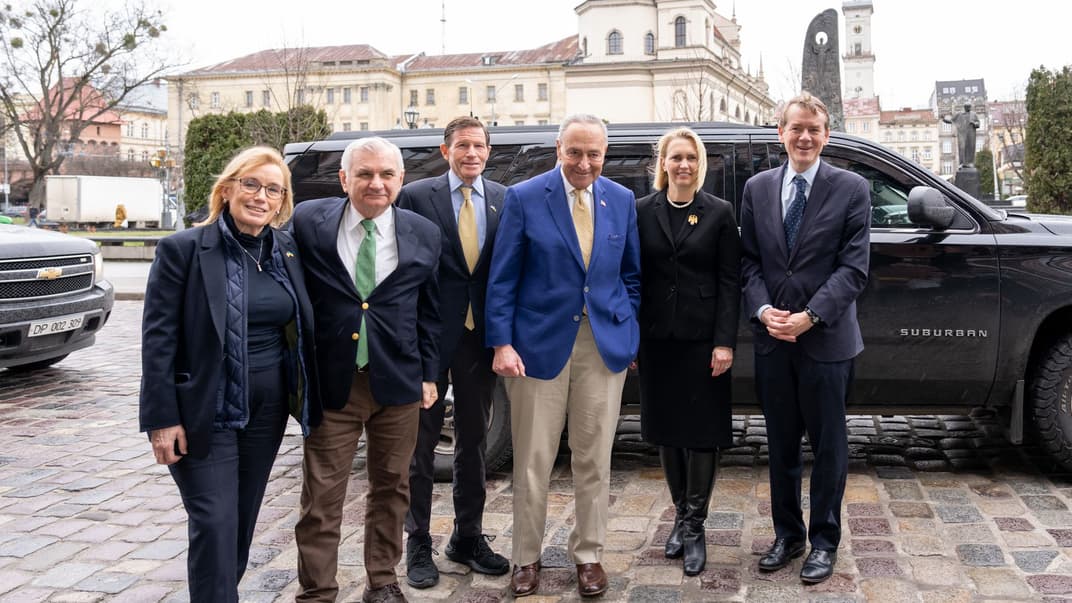 Слева направо: Мэгги Гассен, Джек Рид, Ричард Блюменталь, Чак Шумер, Бриджит Бринк и Майкл Беннет