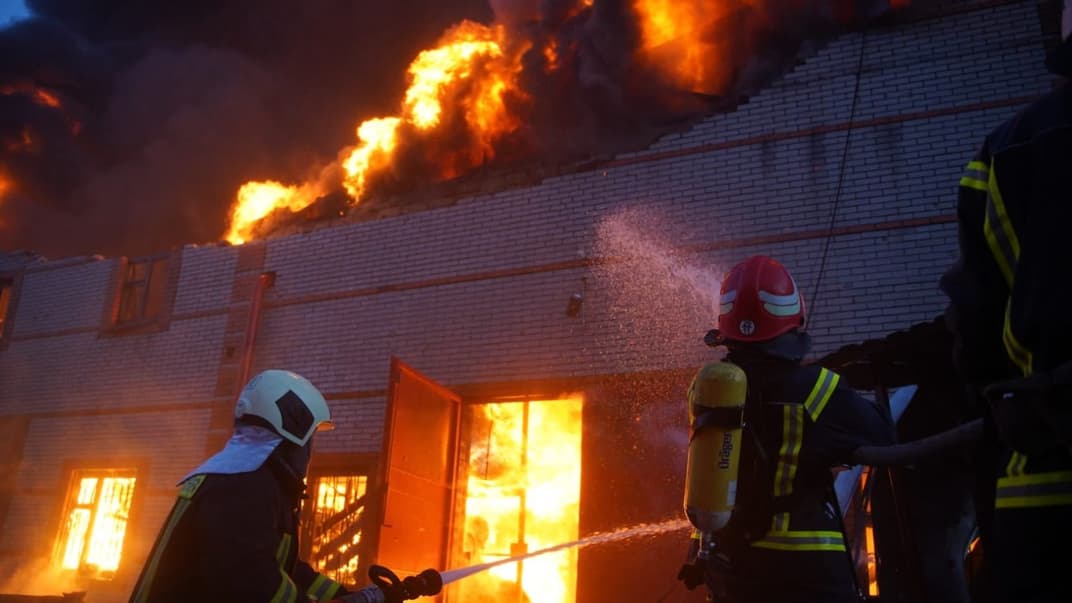 Вогнеборці ліквідовують пожежу, яка виникла у Святошинському районі Києва після обстрілу, 17 березня 2022 року