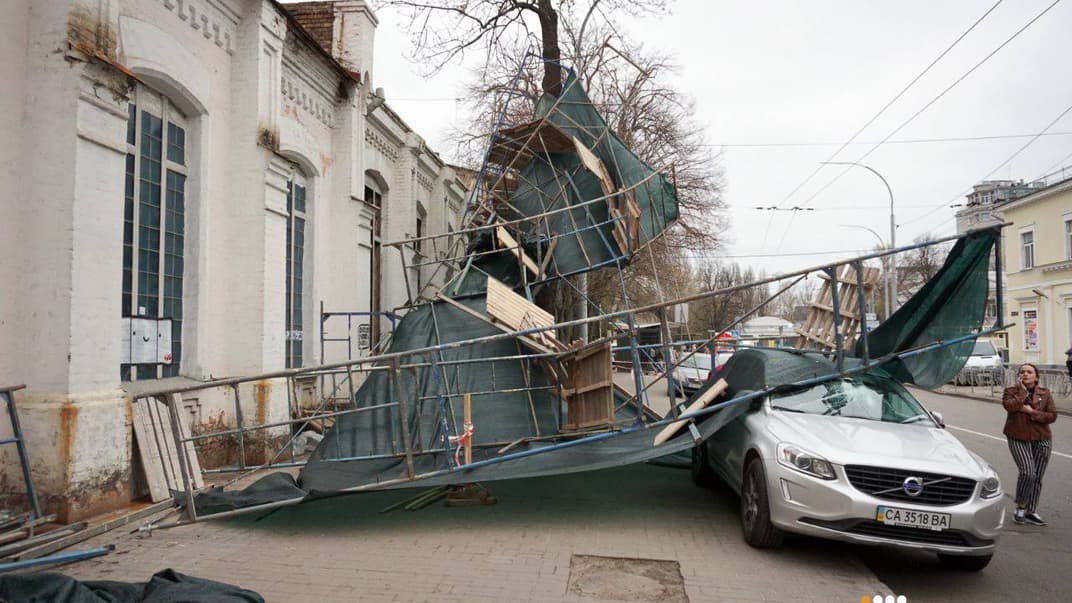 В Киеве возле «Арсенальной» обрушились строительные леса и повредило автомобиль