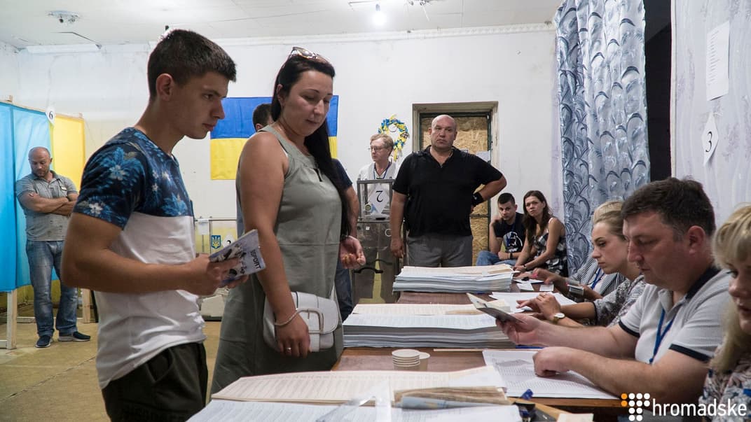 Один из двух избирательных участков в самом маленьком в Украине округе №51 в Зайцево, Донецкая область, 21 июля 2019 года